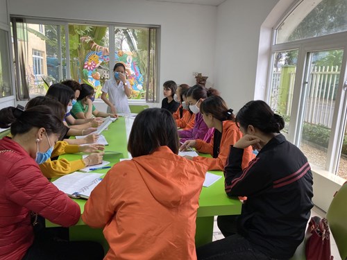 Sáng ngày 28/2/2020 CB-GV-NV Trường mầm non Đô Thị Sài Đồng tổ chức hội nghị tập huấn triển khai phương án phòng chống bệnh dịch Covid - 19, công tác chuẩn bị để đón trẻ đến trường. Các quy trình xử trí khi có ca bệnh nghi nhiễm Covid - 19