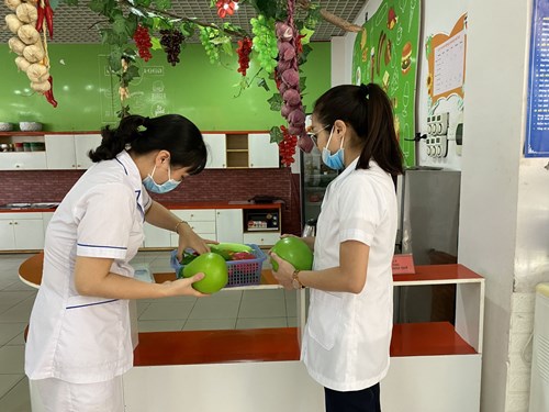 Nhà trường phối kết hợp với trạm y tế phương Sài Đồng thực hiện vệ sinh khử khuẩn lần 5, phòng chống dịch Covid-19