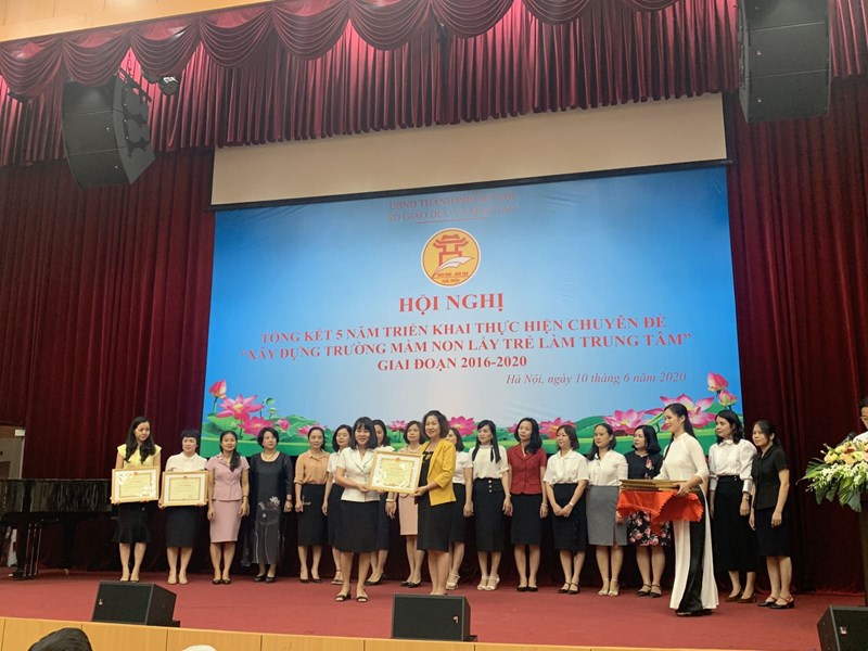 Trường Mầm non CLC Đô thị Sài Đồng, nhận giấy khen có thành tích xuất sắc trong thực hiện chuyên đề  Xây dựng trường mầm non lấy trẻ làm trung tâm  - giai đoạn 2016-2020. 