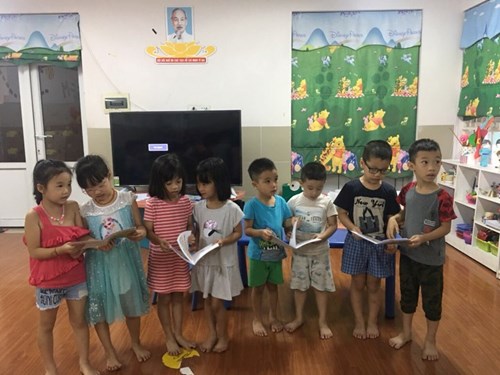 Today they study about the story: Búy at school, so parents heip your kid to practice reading the story
