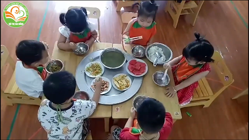 Bữa cơm gia đình vào thứ 6 hàng tuần của các bé Trường MẦM NON ĐÔ THỊ SÀI ĐỒNG