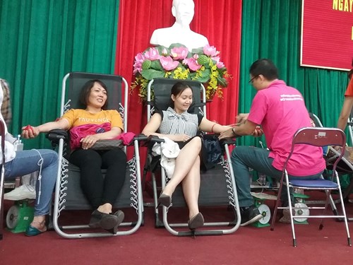 Giáo viên, nhân viên trường mầm non đô thị Việt Hưng hưởng ứng tham gia “Ngày hội hiến máu nhân đạo”