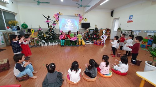 Trường MN Đô thị Việt Hưng tổ chức  kiến tập chuyên đề “Đổi mới hình thức tổ chức giáo dục – Lĩnh vực: Phát triển thẩm mỹ ”