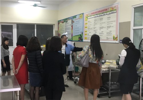 Kiểm tra giám sát việc thực hiện giao nhận thực phẩm tại Trường mầm non đô thị Việt Hưng