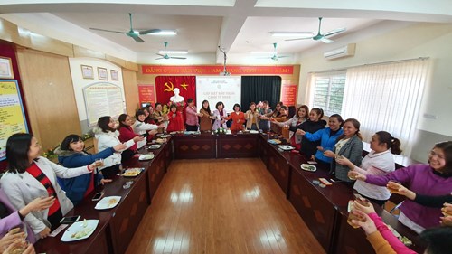 Cán bộ giáo viên nhân viên trường MN Đô thị Việt Hưng gặp mặt đầu xuân Canh Tý 2020
