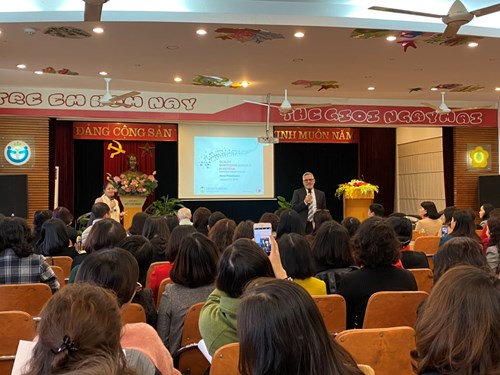 Đại diện Ban giám hiệu trường mầm non chất lượng cao Đô thị Việt Hưng tham dự hội thảo “Chia sẻ phương pháp giáo dục Montessori AMI tại Việt Nam” do GD&ĐT thành phố Hà Nội tổ chức.
