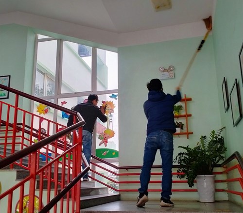 Trường mầm non Chất lượng cao Đô thị Việt Hưng tiếp tục tổ chức tổng vệ sinh môi trường, khử khuẩn phòng chống dịch Covid-19 lần 06