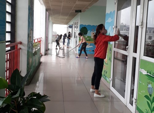 Trường mầm non Chất lượng cao Đô thị Việt Hưng tiếp tục tổ chức tổng vệ sinh môi trường, khử khuẩn phòng chống dịch Covid-19 lần 07