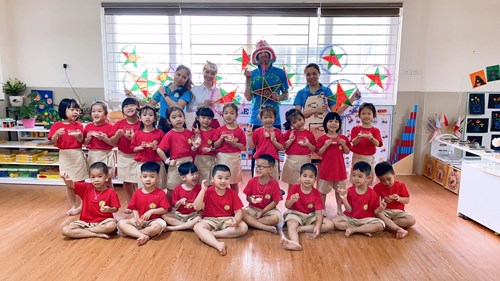 Các bé khối Unis Trường Mầm non Đô thị Việt Hưng tổ chức hoạt động làm bánh nướng, bánh dẻo nhân dịp Tết Trung thu