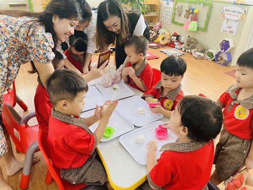 Các lớp khối mẫu giáo nhỡ (4-5 tuổi) trường mầm non Đô thị Việt Hưng tổ chức cho các bé thực hiện Dự án “Bánh dẻo” nhân dịp Tết Trung thu  năm học 2020 – 2021.