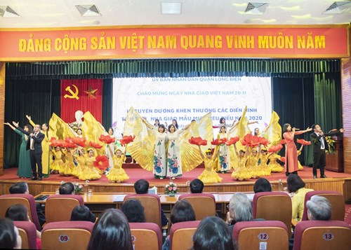 Trường MN Đô thị Việt Hưng tham dự Lễ tuyên dương khen thưởng các điển hình tiên tiến, nhà giáo mẫu mực tiêu biểu năm 2020 do ngành GD&ĐT Quận Long Biên tổ chức.