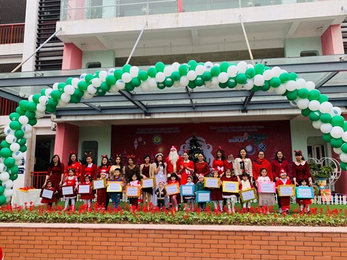 Trường mầm non đô thị Việt Hưng tổ chức tiệc buffet chào đón Noel và mừng sinh nhật các bé tháng 12