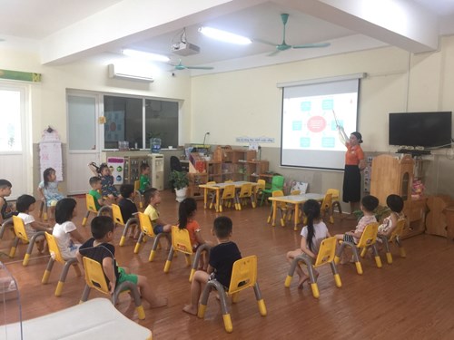 Trường MN Đô Thị Việt Hưng hân hoan chào đón các bé trở lại trường sau kì nghỉ phòng tránh dịch bệnh Covid 19