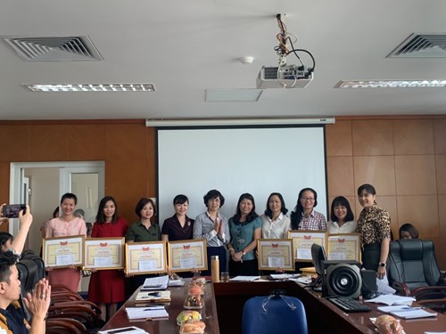 Trường MN Đô thị Việt Hưng nhận giấy khen tập thể và cá nhân có thành tích trong chỉ đạo và triển khai thực hiện Chuyên đề “Xây dựng trường mầm non lấy trẻ làm trung tâm” giai đoạn 2016-2020