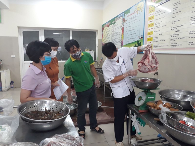 Duy trì việc kiểm tra giám sát việc thực hiện giao nhận thực phẩm tại Trường mầm non đô thị Việt Hưng