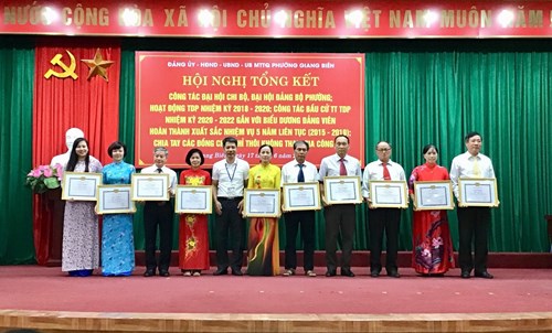 Phường Giang Biên biểu dương, trao giấy khen cho các Đảng viên Đảng viên hoàn thành xuất sắc nhiệm vụ 5 năm liên tục (2015-2019)