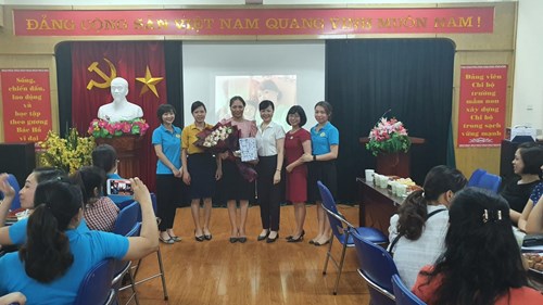 Trường mầm non Đô thị Việt Hưng tổ chức gặp mặt chia tay, chúc mừng đồng chí Lương Thị Lan Anh được bổ nhiệm chức vụ Phó hiệu trưởng trường MN Long Biên A
