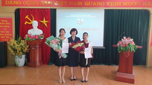 Trường MN Đô Thị Việt Hưng tổ chức Lễ kết nạp Đảng cho 2 đồng chí CBGV-NV trong nhà trường