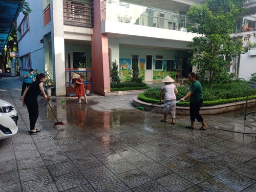 Trường MN Đô thị Việt Hưng duy trì tốt công tác vệ sinh phòng chống dịch bệnh