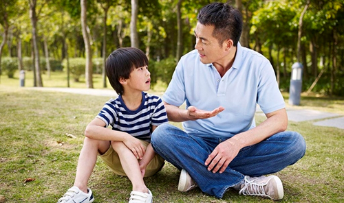Tám cách giúp trẻ mở lòng với bố mẹ