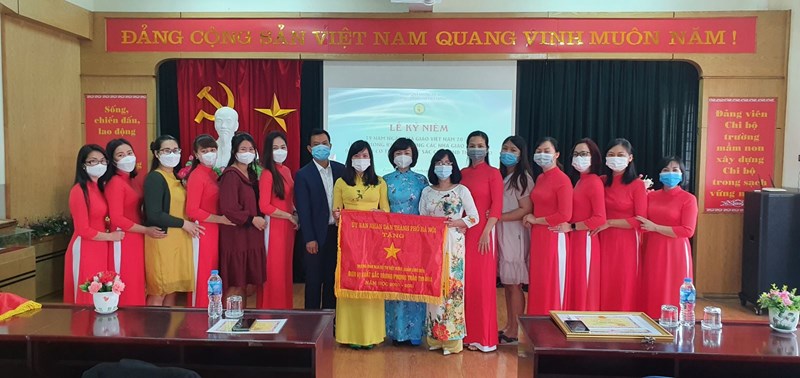 Trường MN Đô thị Việt Hưng tổ chức Lễ kỷ niệm ngày Nhà giáo Việt Nam 20/11/2021, Tuyên dương khen thưởng các nhà giáo tiêu biểu và Đón nhận Cờ thi đua xuất sắc của UBND Thành phố Hà Nội