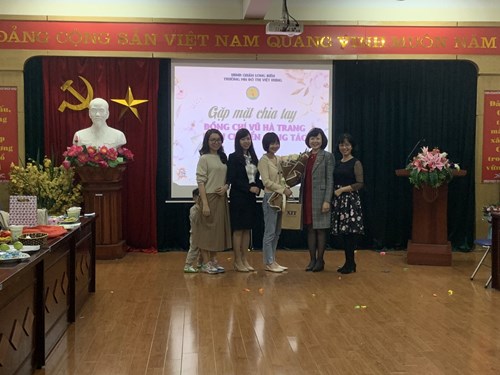 Trường MN Đô Thị Việt Hưng tổ chức gặp mặt, chia tay đ/c Vũ Hà Trang chuyển công tác sang trường MN Chim Én