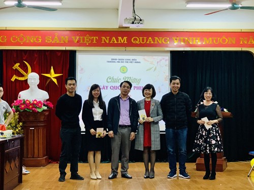 Trường MN Đô Thị Việt Hưng tổ chức Mít tinh kỷ niệm 111 năm ngày 8/3; Chúc mừng sinh nhật quý I năm 2021 