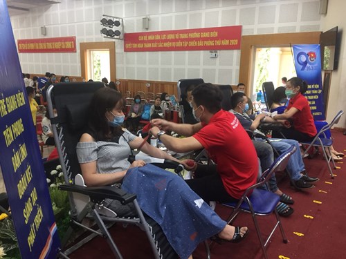 Giáo viên, nhân viên trường mầm non đô thị Việt Hưng hưởng ứng tham gia “Ngày hội hiến máu nhân đạo phường Giang Biên năm 2021”