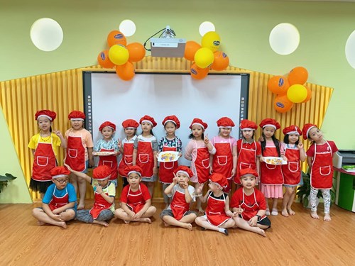 Hoạt động trải nghiệm nặn bánh trôi của các bé tại trường mầm non Đô thị Việt Hưng
