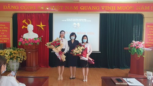 Chi bộ trường MN Đô Thị Việt Hưng long trọng tổ chức lễ kết nạp đảng viên mới 
