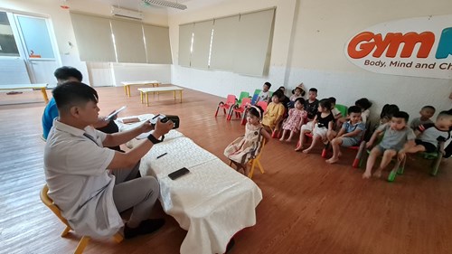 Trường mầm non Đô thị Việt Hưng tổ chức đo sàng lọc tật khúc xạ mắt cho học sinh