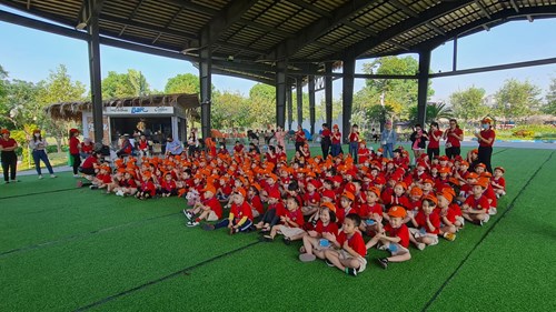 Các bạn nhỏ khối Mẫu giáo trường mầm non Chất lượng cao Đô thị Việt Hưng tham gia trải nghiệm thực tế tại Phù Đổng Green Park