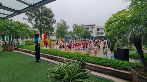 Lễ chào cờ, sinh hoạt đầu tuần vào mỗi sáng thứ hai - nét đẹp văn hóa học đường của Trường mầm non đô thị Việt Hưng.