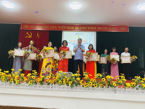 Cô giáo Nguyễn Thị Hà Lương - Tổ trưởng chuyên môn trường mầm non Chất lượng cao Đô thị Việt Hưng vinh dự đạt giải nhất Giải thưởng  Nhà giáo Long Biên tâm huyết sáng tạo  năm học 2021-2022