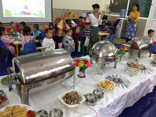 Trường MN Đô Thị Việt Hưng tổ chức tiệc buffet chúc mừng sinh nhật các bé tháng 11