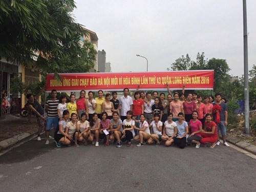Các vận động viên trường mầm non Đô Thị Việt Hưng sôi nổi tham gia giải chạy báo Hà Nội Mới