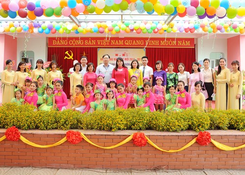 Trường Mầm non Đô thị Việt Hưng tổ chức lễ khai giảng năm học 2016 – 2017 và công bố quyết định công nhận trường mầm non Chất lượng cao Đô thị Việt Hưng.