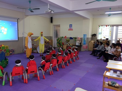 Trường mầm non đô thị Việt Hưng tổ chức kiến tập chuyên đề cho giáo viên toàn trường.