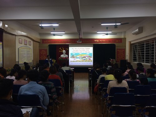 Trường MN Đô Thị Việt Hưng tổ chức tập huấn công tác vệ sinh an toàn thực phẩm và phòng tránh tai nạn thương tích.