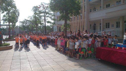 Tham quan Trường Tiểu học Đô thị Việt Hưng của các bạn nhỏ khối Mẫu giáo lớn Trường Mầm non Đô thị Việt Hưng.