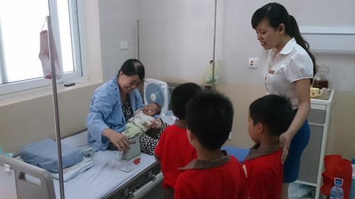 Trường mầm non Đô thị Việt Hưng tặng quà 1/6 cho bệnh nhân nhi có hoàn cảnh khó khăn tại bệnh viện Đa khoa Đức Giang.