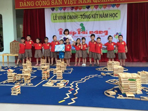 Buổi tổng kết chương trình nghệ thuật: Kiến trúc- sáng tạo- tạo hình “Tháp tài năng” của các bé trường Mầm non đô thị Việt Hưng.
