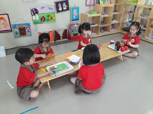 Trường MN Đô Thị Việt Hưng nghiêm túc thực hiện việc kiểm tra QCCM của các lớp trước thềm Bế giảng.