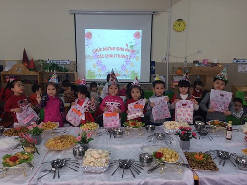 (Tin ảnh) Trường MN Đô thị Việt Hưng tổ chức tiệc Buffet và mừng sinh nhật trẻ tháng 2.