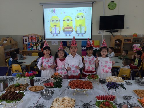 (Tin ảnh)Trường MN Đô thị Việt Hưng tổ chức tiệc Buffet và mừng sinh nhật trẻ tháng 4.