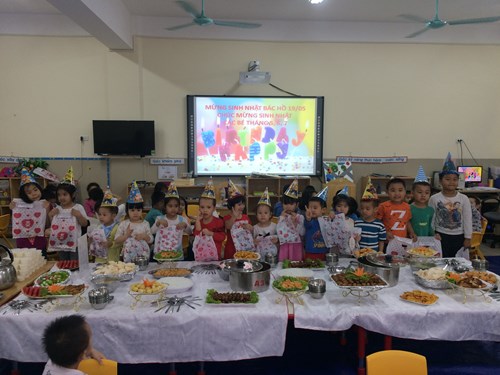 (Tin ảnh)Trường MN Đô thị Việt Hưng tổ chức tiệc Buffet và mừng sinh nhật trẻ tháng 5,6,7.