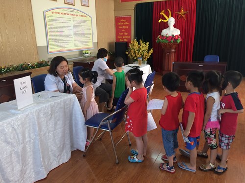 Trường mầm non đô thị Việt Hưng tổ chức khám sức khỏe lần III năm học 2016 - 2017 cho học sinh toàn trường