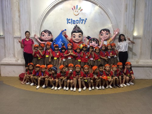 Các bé khối mẫu giáo trường mầm non Đô Thị Việt Hưng hào hứng tham quan học tập ngoại khóa tại thành phố hướng nghiệp Kizciti
