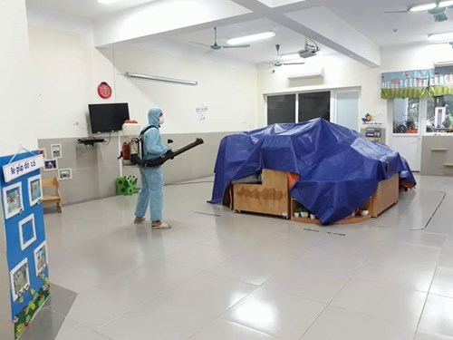 Trường mầm non đô thị Việt Hưng tổ chức phun thuốc muỗi lần I năm học 2017 - 2018  toàn trường.