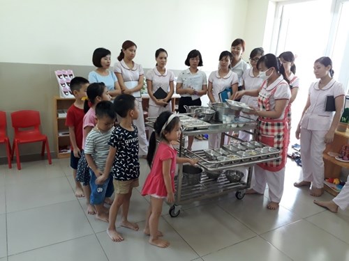 Trường mầm non đô thị Việt Hưng tổ chức kiến tập giờ ăn cho 100% giáo viên.